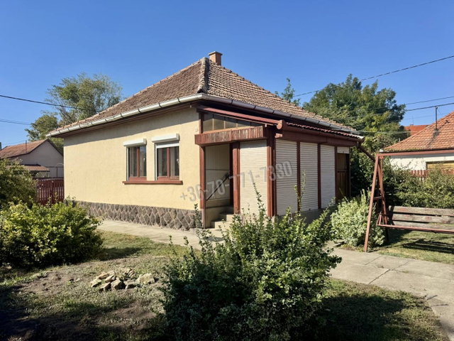 Eladó családi ház, Jászapátiban 12 M Ft, 2 szobás