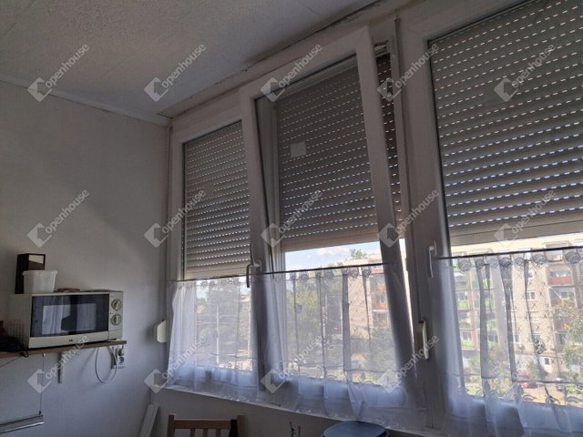 Eladó panellakás, Komáromban 38.2 M Ft, 2 szobás