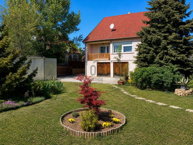 Eladó családi ház, Kecskeméten 152.8 M Ft, 5 szobás