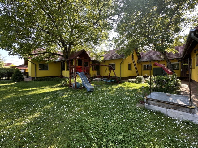 Eladó családi ház, Békéscsabán 155 M Ft, 6+3 szobás