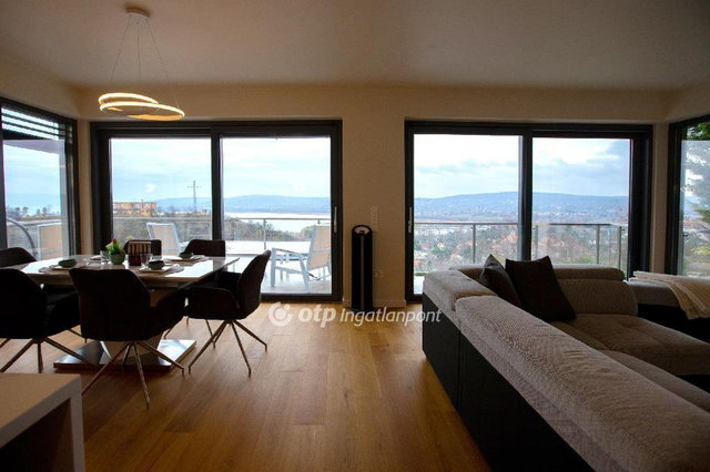 Eladó téglalakás, Balatonfűzfőn 360 M Ft, 6 szobás