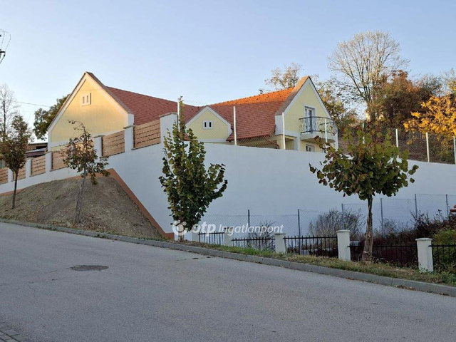 Eladó családi ház, Rácalmáson 150 M Ft, 4 szobás
