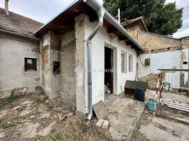 Eladó családi ház, Pécsett 7.4 M Ft, 4 szobás