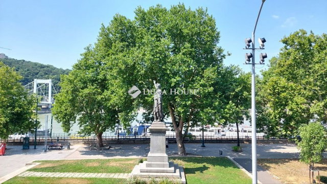 Kiadó iroda, Budapesten, V. kerületben, Március 15. téren