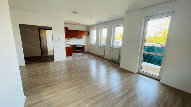 Kiadó téglalakás, albérlet, Komáromban 255 E Ft / hó, 4 szobás