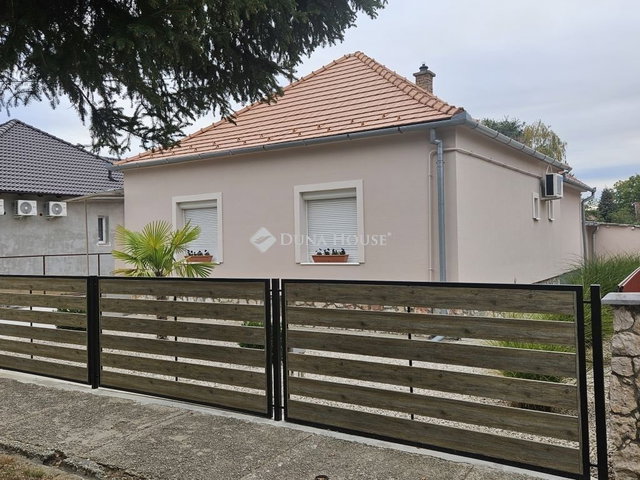 Eladó családi ház, Siklóson 88.9 M Ft, 4 szobás