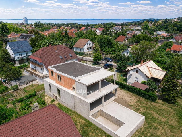 Eladó családi ház, Balatonalmádiban 239 M Ft, 5 szobás