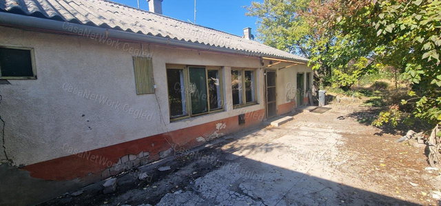 Eladó családi ház, Cegléden 28 M Ft, 2 szobás