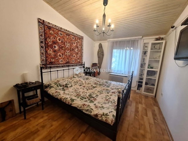 Eladó családi ház, Pécsett 129.9 M Ft, 9 szobás