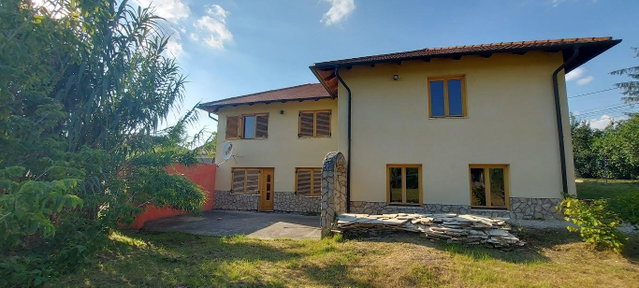 Eladó családi ház, Komáromban 131.2 M Ft, 5 szobás