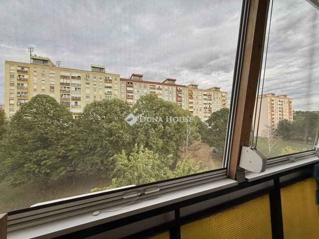 Eladó panellakás, Pécsett 42.9 M Ft, 3 szobás
