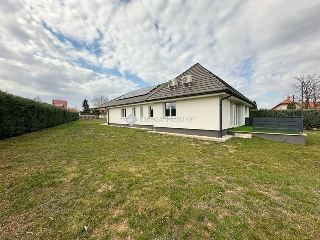 Eladó családi ház, Pécsett 235 M Ft, 5 szobás
