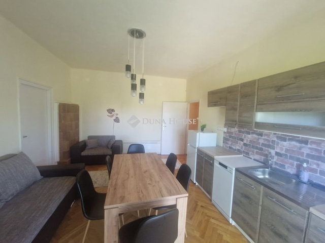 Eladó téglalakás, Komlón 14.9 M Ft, 3 szobás