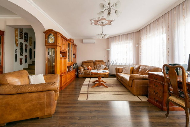 Eladó családi ház, Sopronban 299 M Ft, 8 szobás