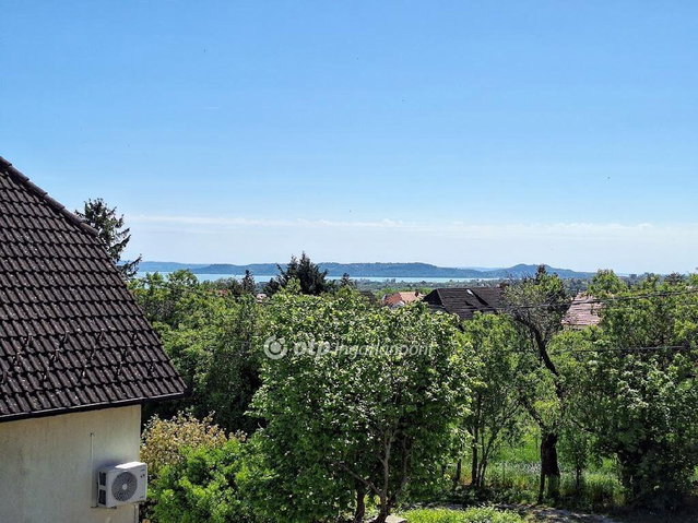 Eladó családi ház, Csopakon 249 M Ft, 10 szobás