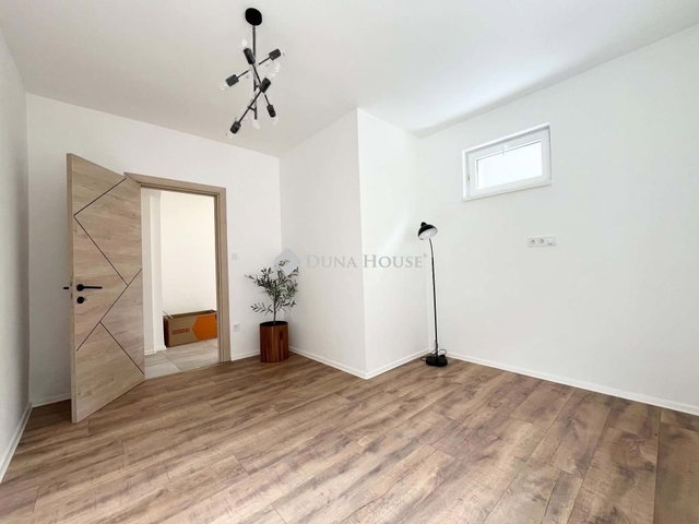 Eladó téglalakás, Pécsett 100 M Ft, 4 szobás