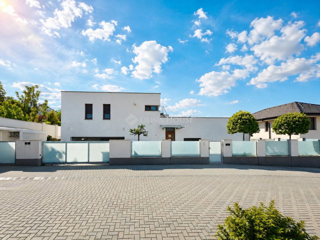 Eladó családi ház, Csömörön 329 M Ft, 6 szobás