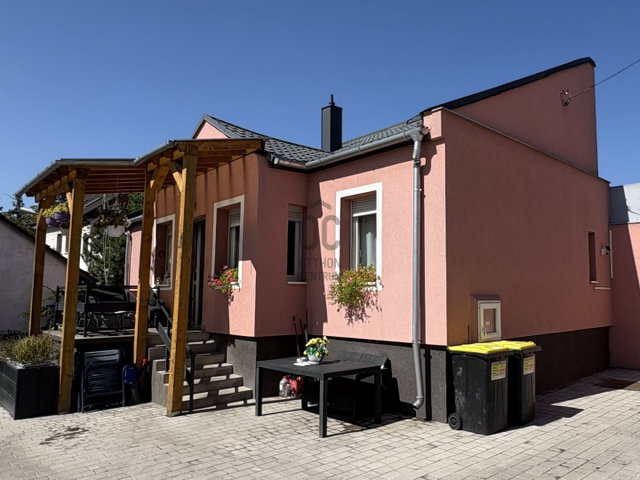 Eladó családi ház, Győrött 129.9 M Ft, 6 szobás