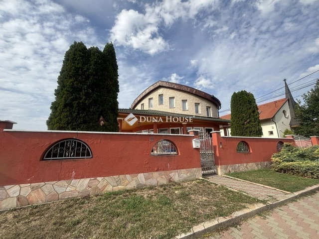 Eladó családi ház, Pécsett 79.9 M Ft, 7 szobás