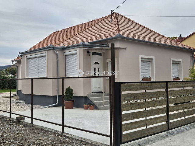 Eladó családi ház, Siklóson 88.9 M Ft, 4 szobás