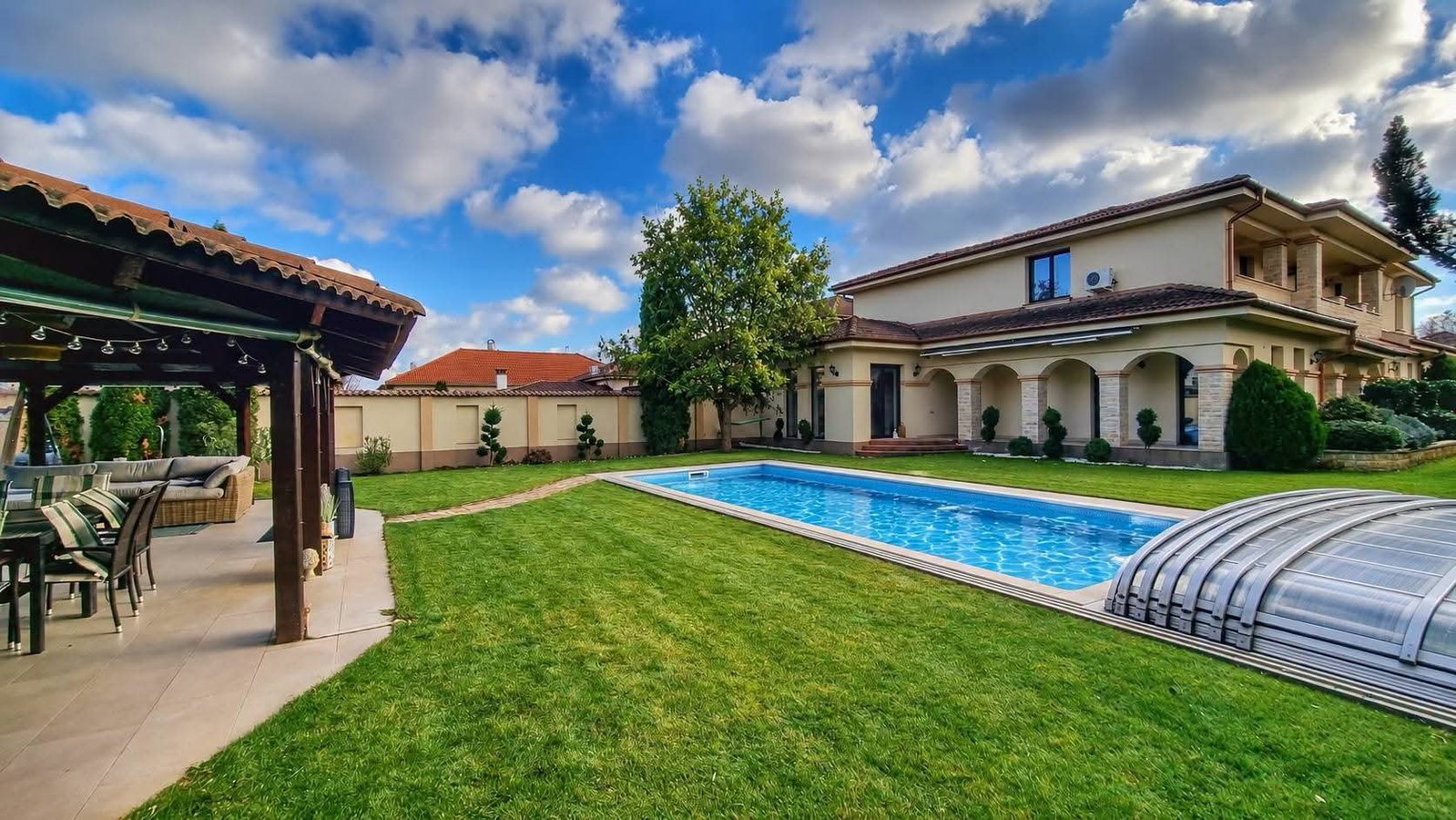 Családi ház · 4 hálószoba · 360 m² · 215.000.000 Ft