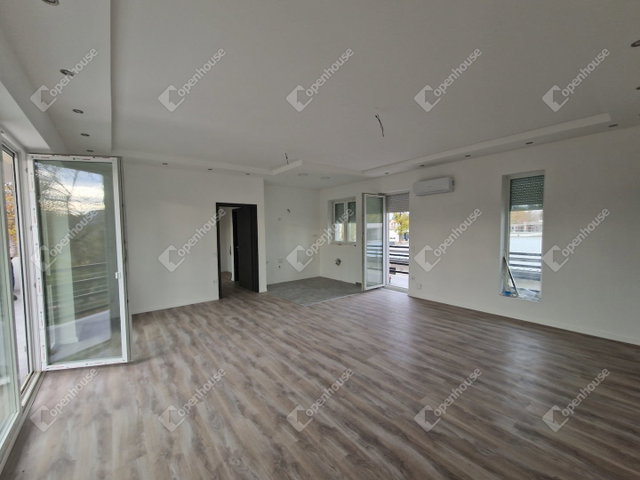 Eladó téglalakás, Siófokon 102 M Ft, 4 szobás