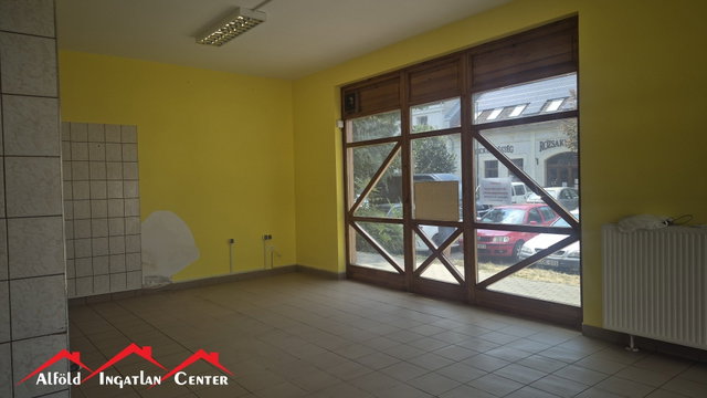 Kiadó üzlethelyiség, Békéscsabán 300 E Ft / hó