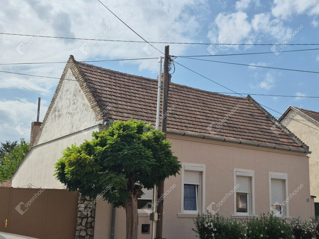 Eladó családi ház, Pápán 36.99 M Ft, 2 szobás