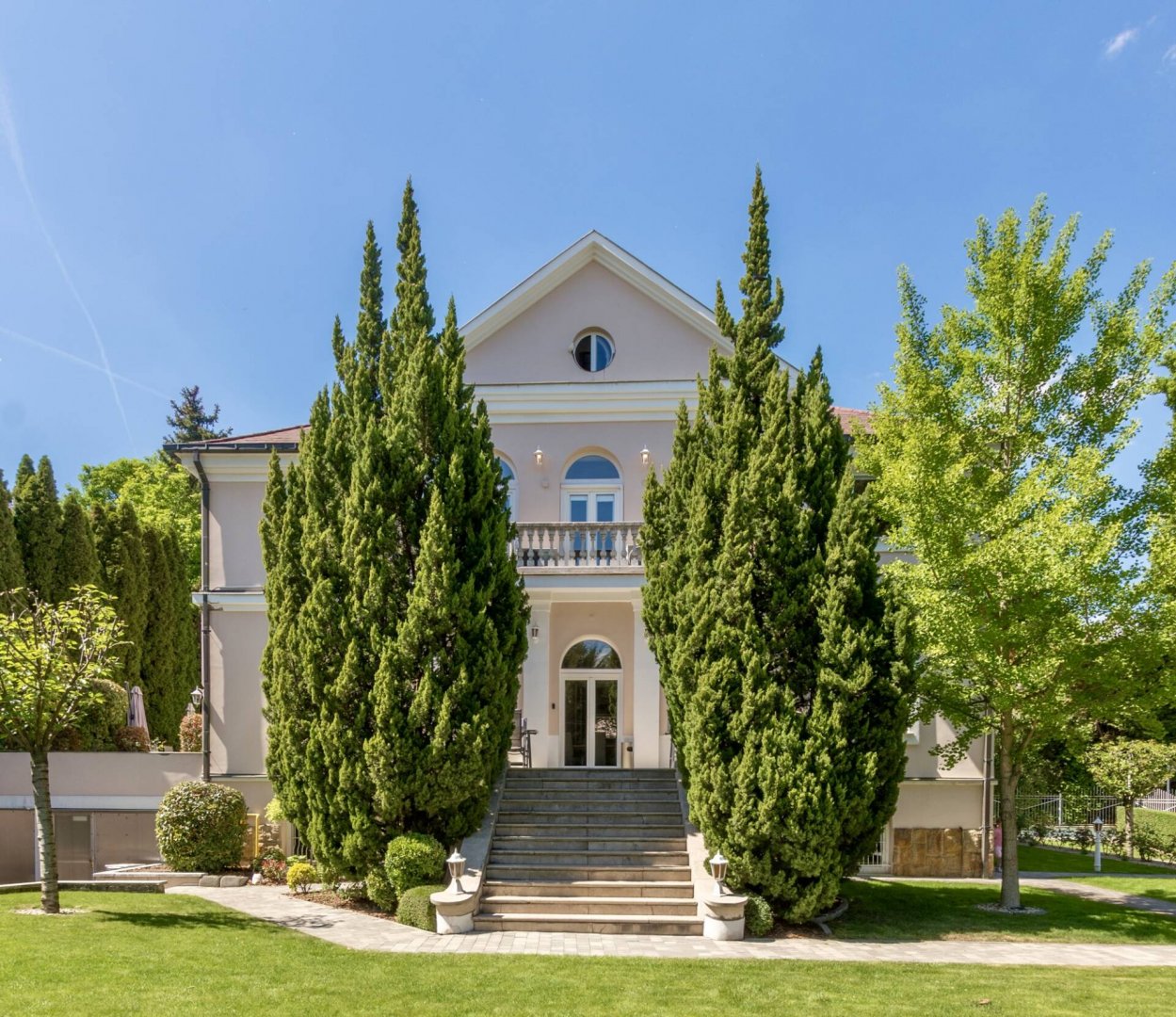 17 bed · 540m² · 720.000.000 ft