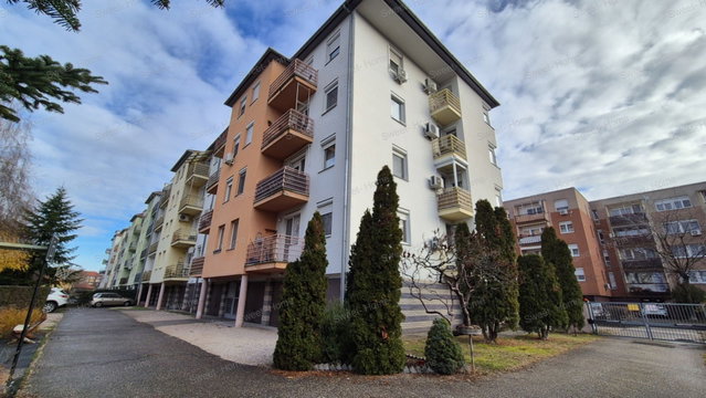 Eladó téglalakás, Kecskeméten 69.9 M Ft, 5 szobás