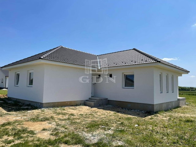 Eladó családi ház, Zalaegerszegen 41.4 M Ft, 3 szobás