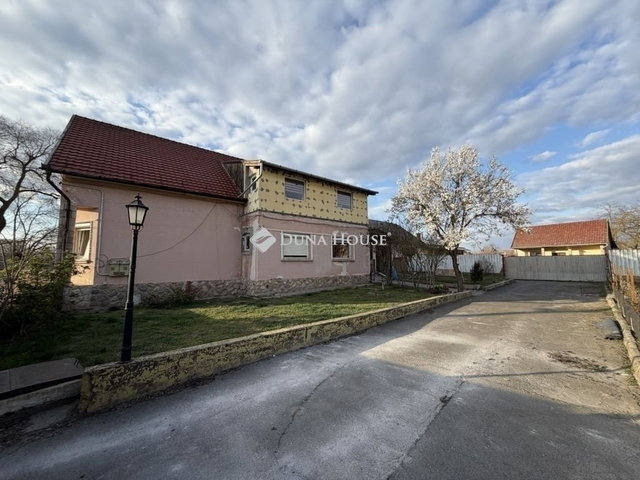 Eladó családi ház, Tápiószecsőn 64.4 M Ft, 8 szobás