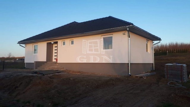 Eladó családi ház, Balatonmáriafürdőn 45.5 M Ft, 3 szobás