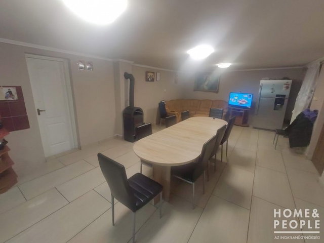 Eladó családi ház, Bakson 26.99 M Ft, 4 szobás