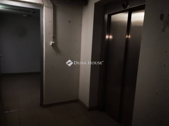 Kiadó garázs, Pécsett, Király utcában 30 E Ft / hó
