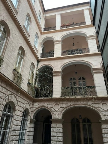 Eladó téglalakás, Budapesten, VI. kerületben, Nagymező utcában