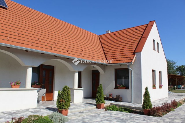 Eladó üzlethelyiség, Ászáron 199 M Ft, 6 szobás