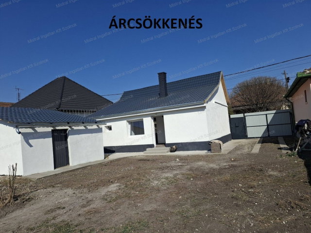 Eladó családi ház, Szolnokon 25.9 M Ft, 2 szobás