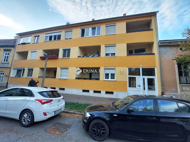 Eladó téglalakás, Sopronban 32 M Ft, 1 szobás