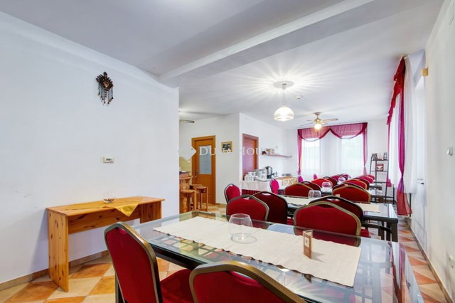 Eladó családi ház, Etyeken 219.9 M Ft, 10 szobás
