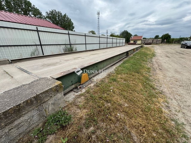 Eladó ipari ingatlan, Szentkirályon 2100 M Ft