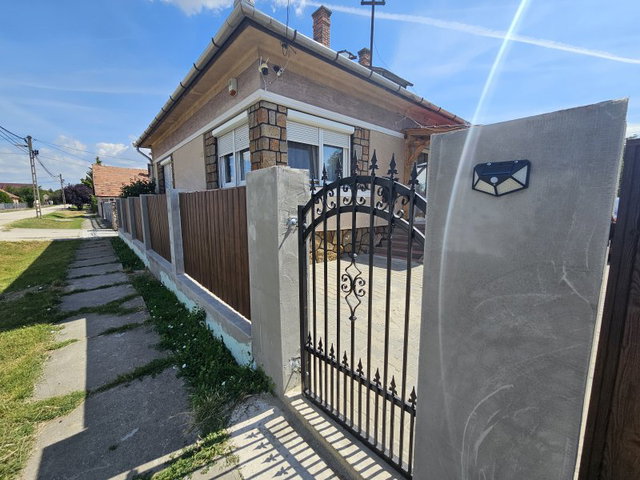Eladó családi ház, Ercsiben 61 M Ft, 4 szobás