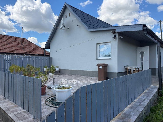 Eladó családi ház, Ecséden 24.9 M Ft, 2 szobás