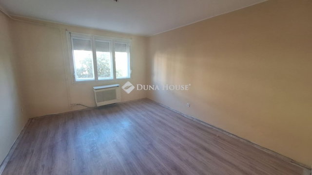 Eladó téglalakás, Dunaújvárosban 23.5 M Ft, 2 szobás