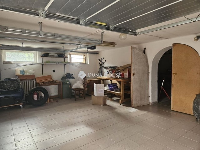 Eladó családi ház, Pécsett 125 M Ft, 7 szobás