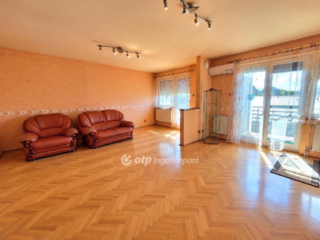 Eladó téglalakás, Szentesen 63 M Ft, 4 szobás