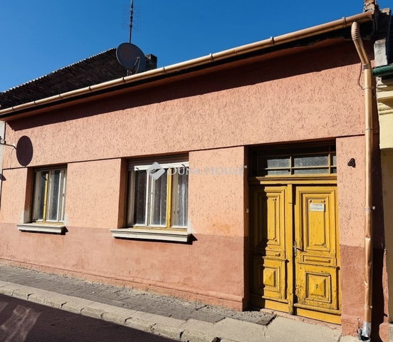 Eladó családi ház, Esztergomban 48 M Ft, 4 szobás