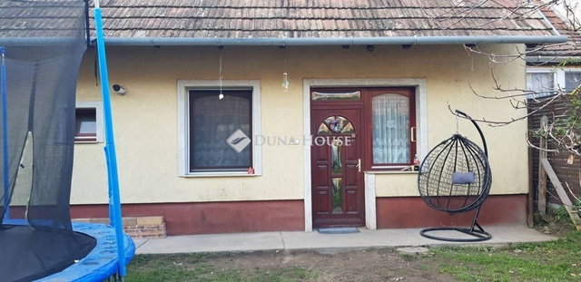 Eladó családi ház, Pócsmegyeren 74.9 M Ft, 5 szobás