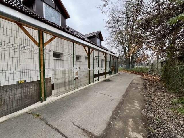 Eladó családi ház, Dunaföldváron, Hunyadi parkban 100 M Ft