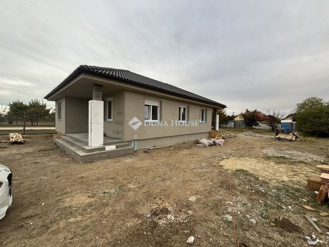 Eladó családi ház, Ságváron 89.9 M Ft, 4 szobás